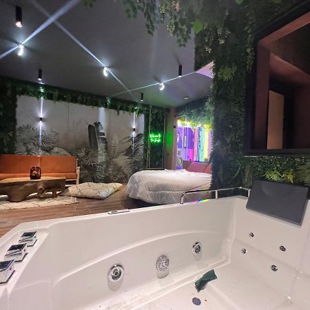 Jungle Au Centre De Marrakech Avec Jacuzzi ! Bed and Breakfast Marrakesh Exterior foto